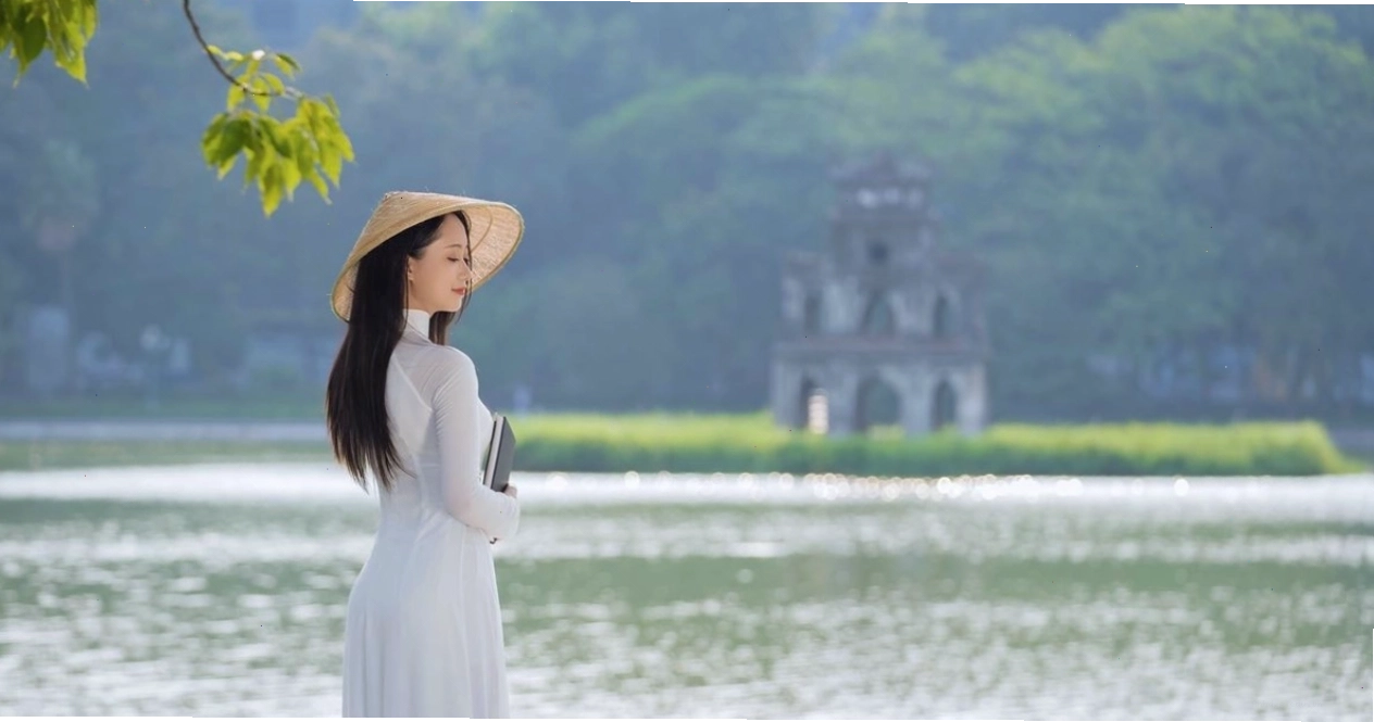 Sự kết hợp giữa áo dài và bó hoa cúc vàng rực rỡ