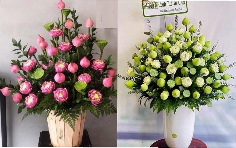Sự xen kẽ giữa hoa sen và trúc tạo nên sự hài hòa và cân đối cho bình hoa.