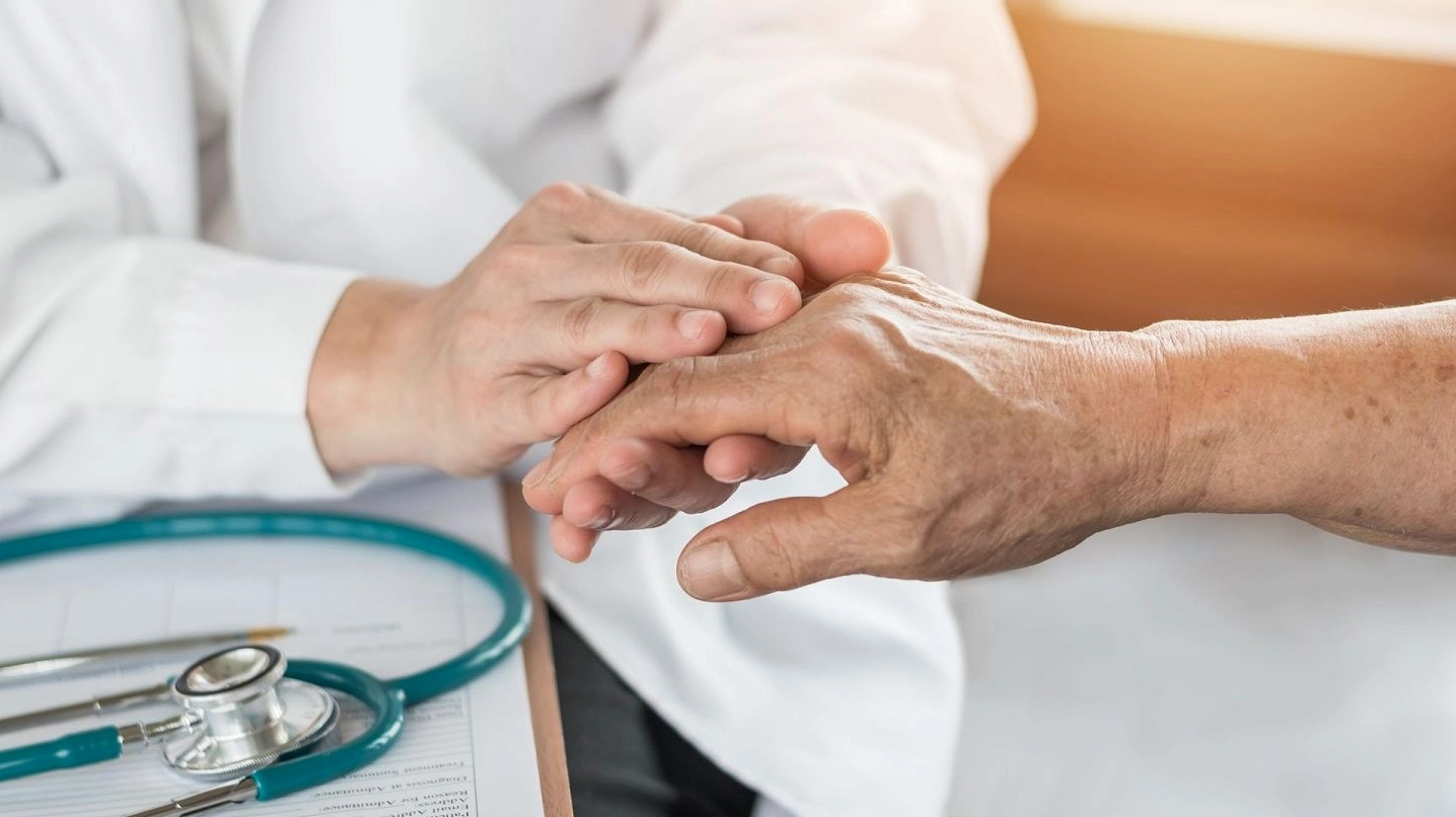 Tê các đầu ngón tay là bệnh gì? Nguyên nhân và cách xử lý