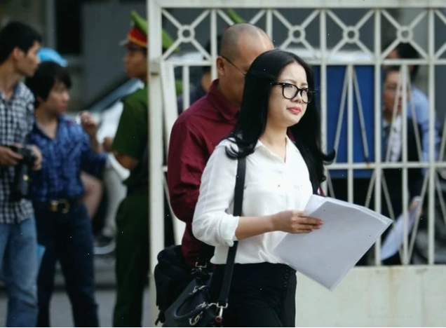 Thái độ bình thản của bà Đặng Ngọc Lan tại phiên tòa xét xử chồng
