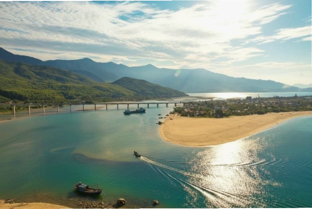 Tháng 4 đến đầu tháng 8 là thời điểm lý tưởng để du lịch Lăng Cô, thích hợp cho các hoạt động ngoài trời