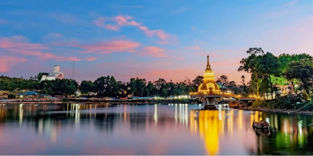 Tháp chuông 9 tầng tại chùa Vạn Linh trên Núi Cấm