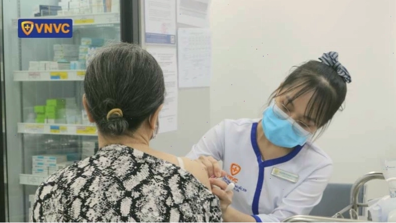 Tiêm phòng đầy đủ giúp tăng cường khả năng miễn dịch ở người lớn