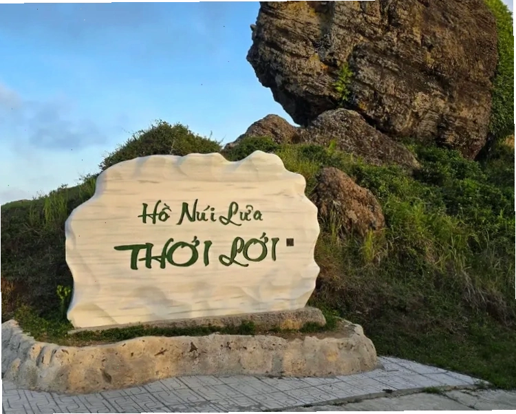 Toàn cảnh Đỉnh Thới Lới Lý Sơn nhìn từ xa