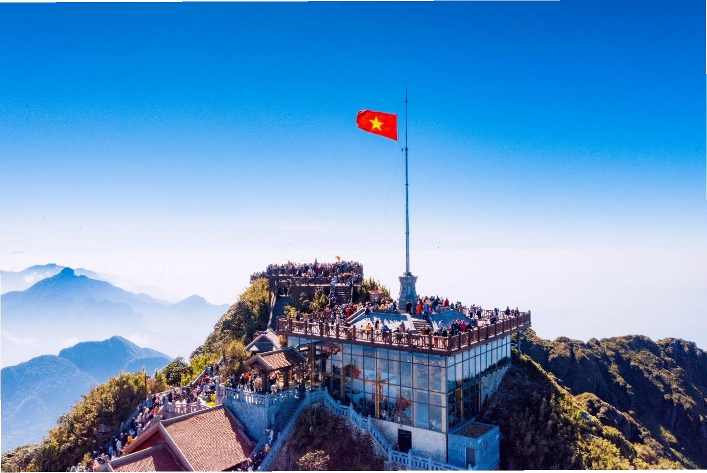 Toàn cảnh Sa Pa và thung lũng Mường Hoa nhìn từ đỉnh Fansipan