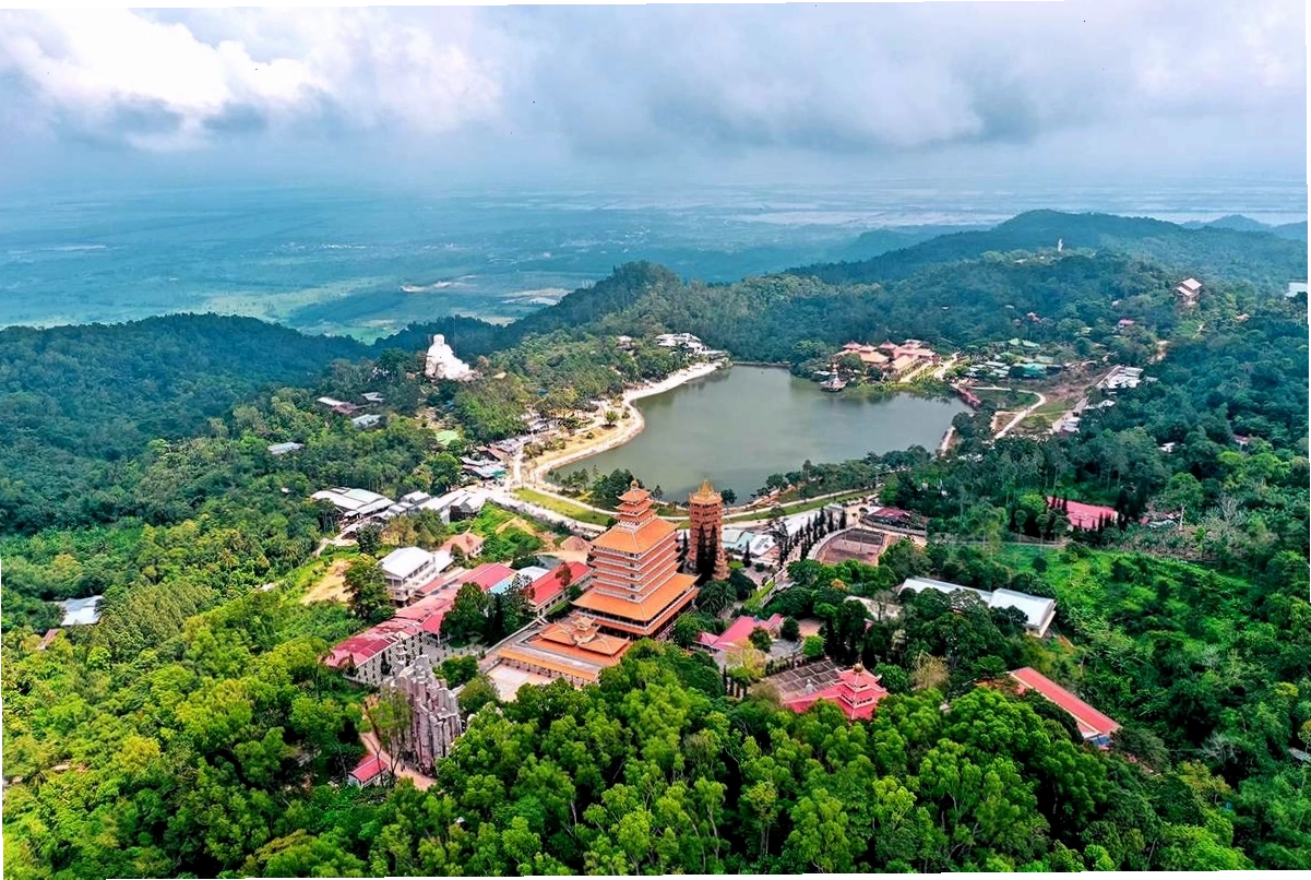 Toàn cảnh thành phố Châu Đốc nhìn từ Vồ Bồ Hong, Núi Cấm
