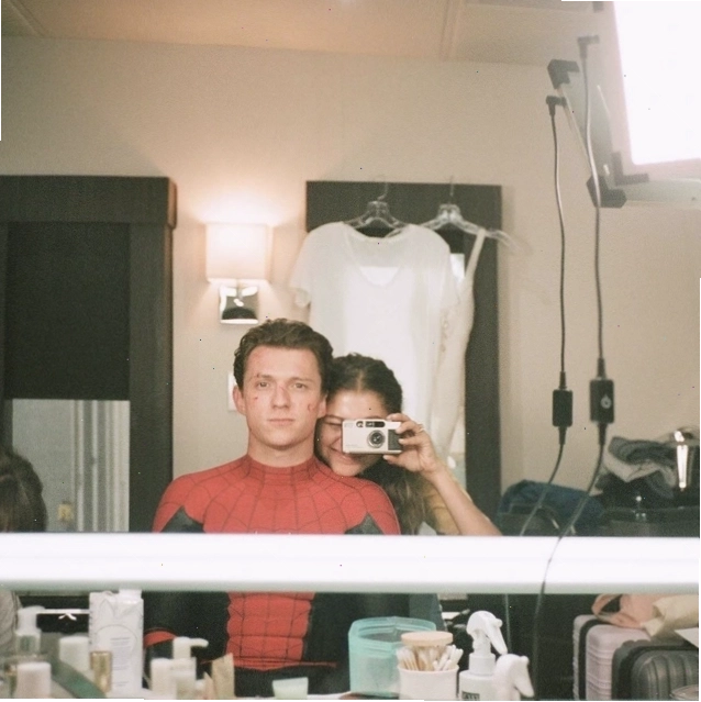 Tom Holland và Zendaya tại một sự kiện thảm đỏ