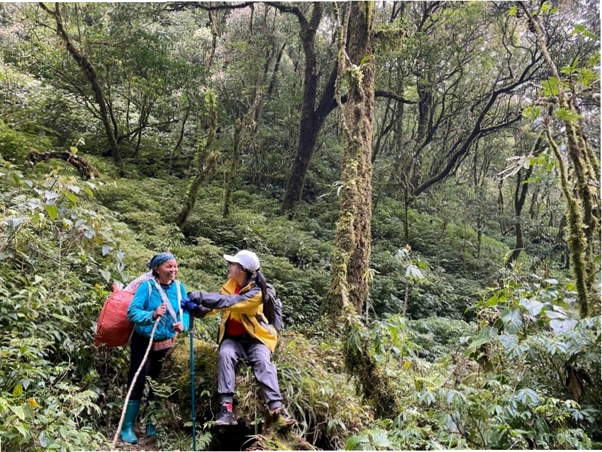 Tour trekking Putaleng của Tổ Ong Adventure có porter bản địa hỗ trợ