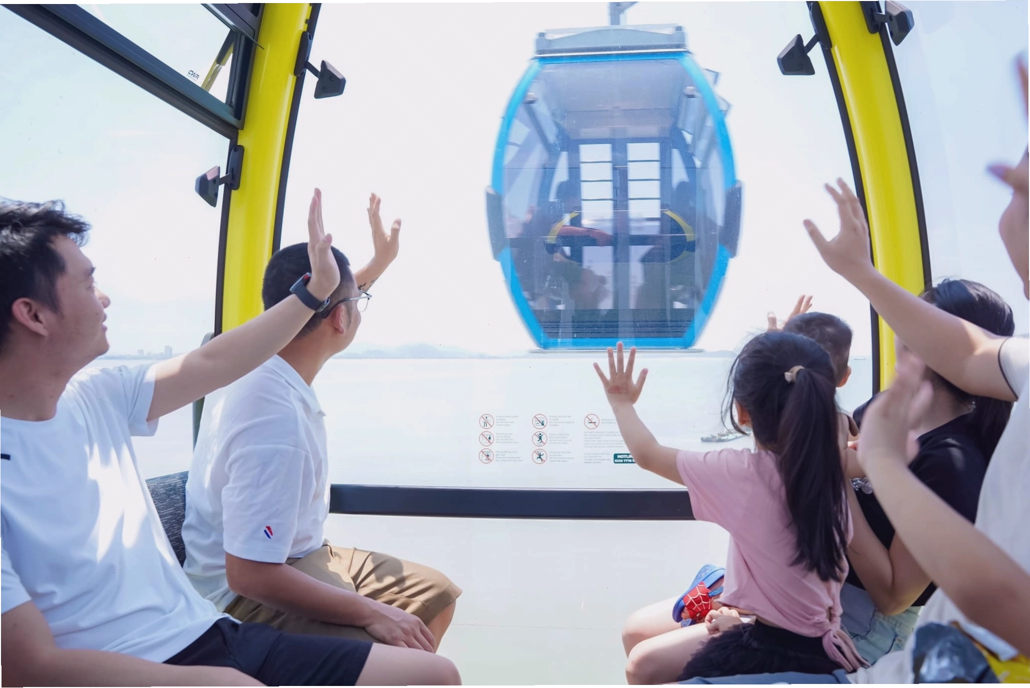 Trải nghiệm cáp treo ngắm toàn cảnh biển Cửa Hội