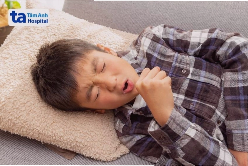 Trẻ ho, khó thở, khò khè là triệu chứng thường gặp của hen suyễn ở trẻ em