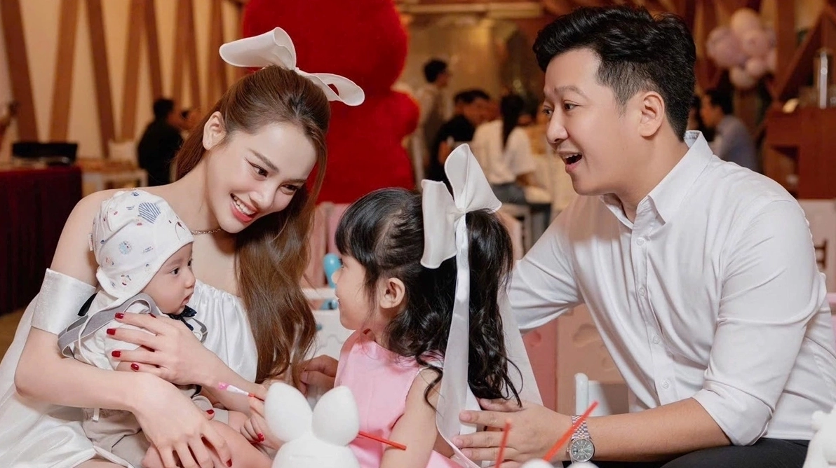 Trường Giang và Nhã Phương: Khoảnh khắc ấm áp bên hai con