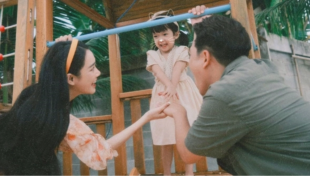Trường Giang và Nhã Phương vui đùa bên hai con