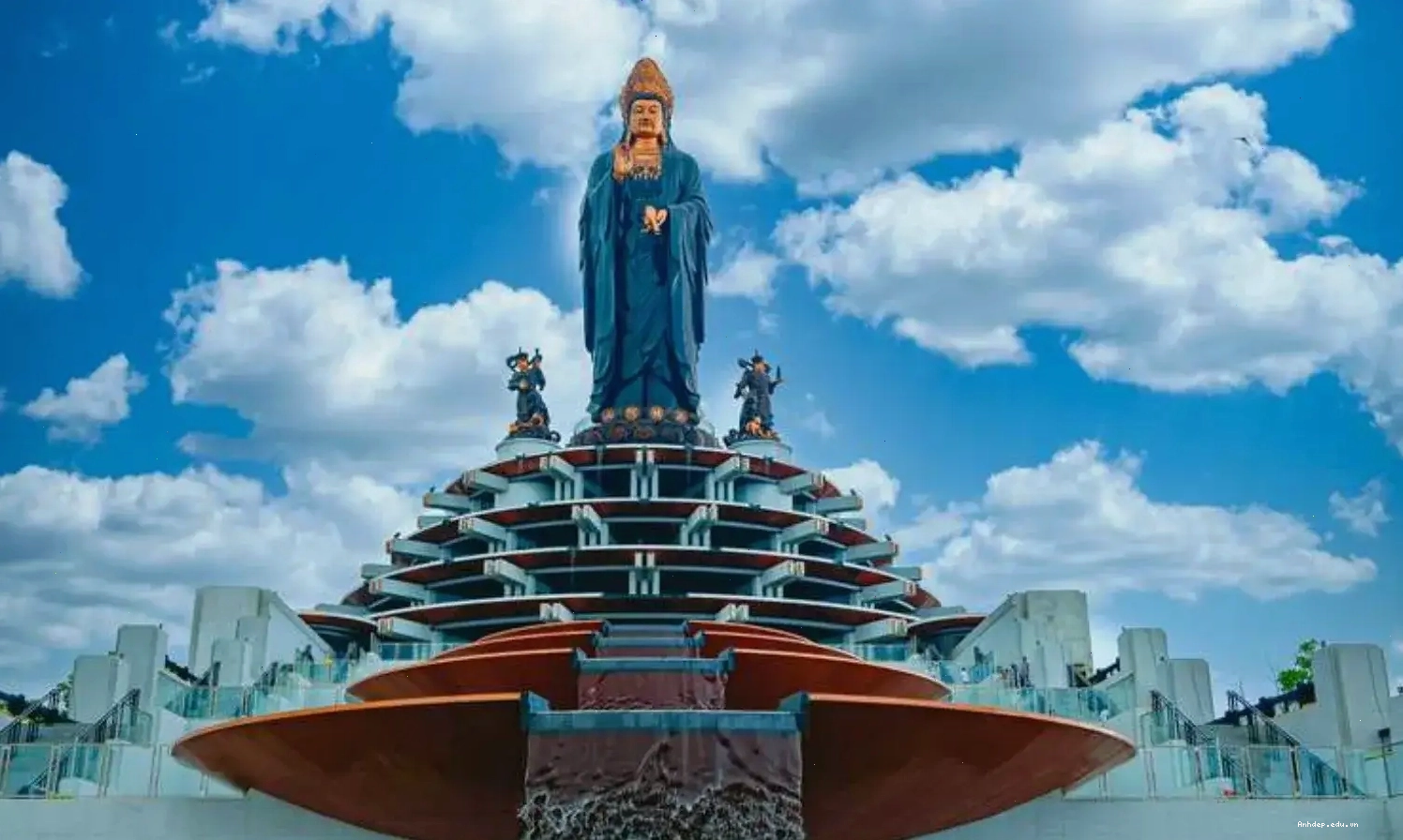 Tượng Phật Bà Tây Bổ Đà Sơn uy nghiêm trên đỉnh núi