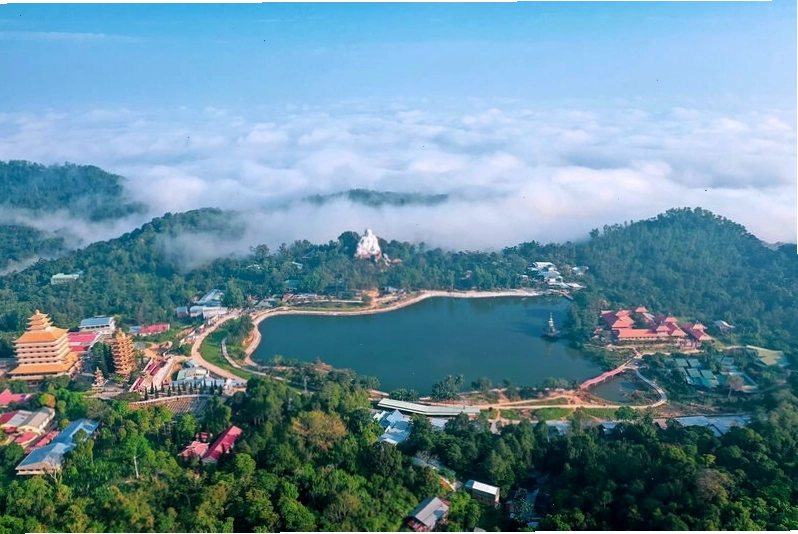 Tượng Phật Di Lặc trên đỉnh Núi Cấm An Giang