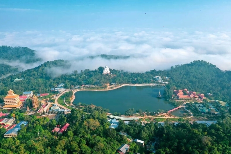Tượng Phật Di Lặc uy nghiêm trên đỉnh Núi Cấm An Giang