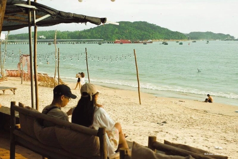 Vẻ đẹp hoang dã của bãi biển Vàn Chảy Cô Tô với những con sóng lớn