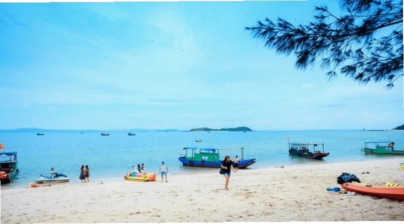 Vẻ đẹp hoang sơ của bãi biển Cô Tô Con với làn nước trong xanh