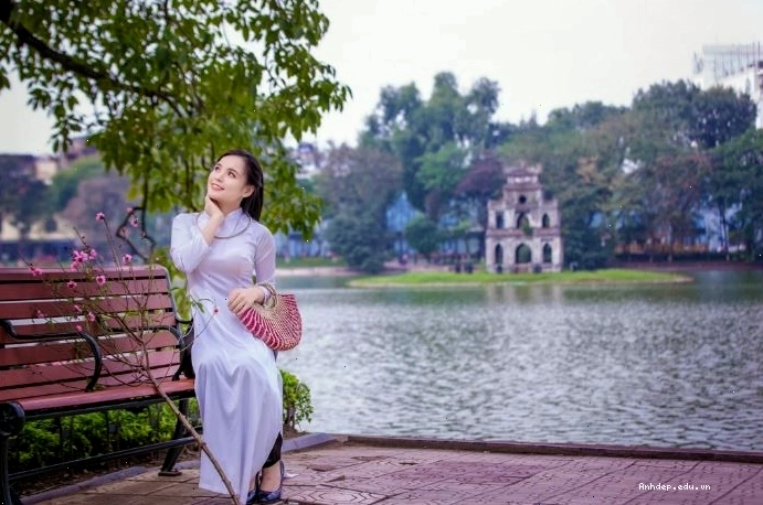 Vẻ dịu dàng của cô gái trong tà áo dài và hoa