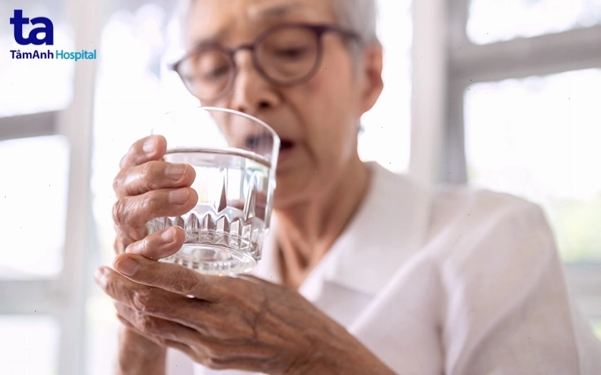 Vì sao bệnh nhân gout cần uống đủ nước để hỗ trợ đào thải axit uric