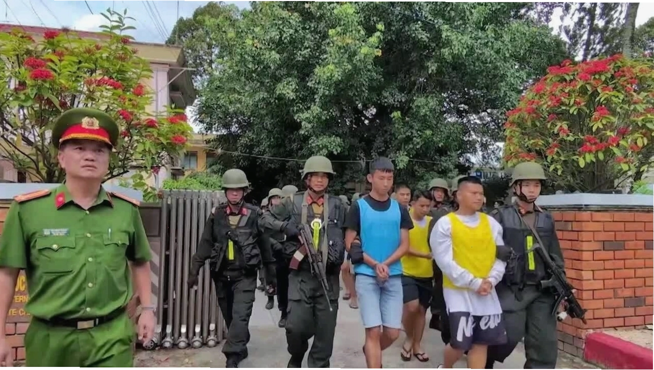 Video clip ghi lại thời điểm hiệp sĩ đường phố bị bắt giữ