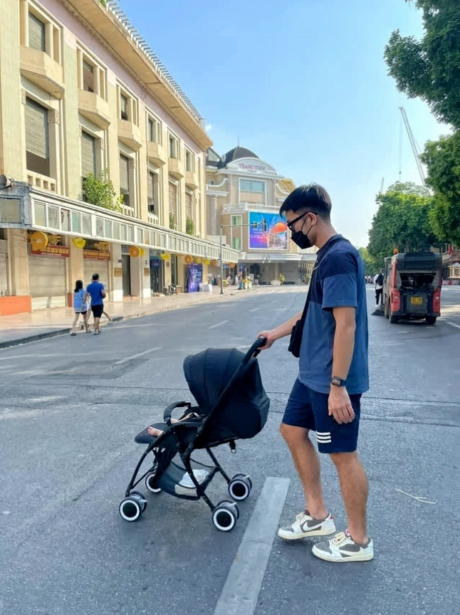 Vợ Xuân Trường xinh đẹp bên chồng