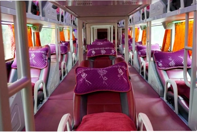 Xe khách di chuyển trên tuyến đường dài