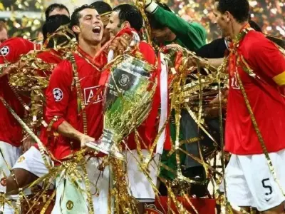 Đắm chìm trong bộ ảnh Ronaldo cầm cup đẹp và độc đáo nhất