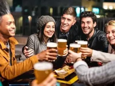 99+ hình ảnh uống bia độc đáo khiến bạn cảm thấy thoải mái hơn