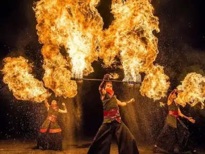 Hình nền lửa cháy rực tạo điểm nhấn cho màn hình