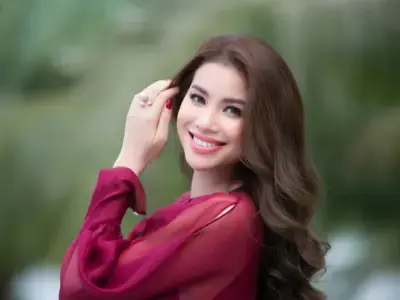 Hình ảnh Phạm Hương với phong cách sang trọng và quý phái