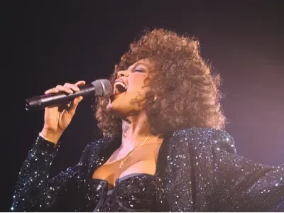 Hành trình của Whitney Houston qua những bức ảnh để đời