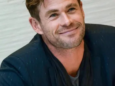 Những hình ảnh Chris Hemsworth khoe thân hình 6 múi
