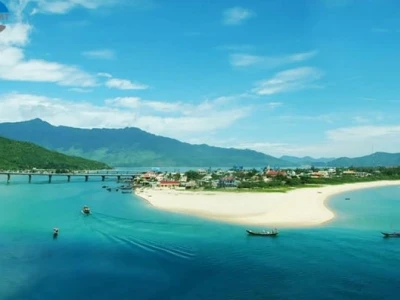 Biển Lăng Cô: Viên Ngọc Xanh Giữa Lòng Huế