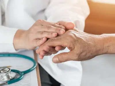 Tê các đầu ngón tay là bệnh gì? Nguyên nhân và cách xử lý