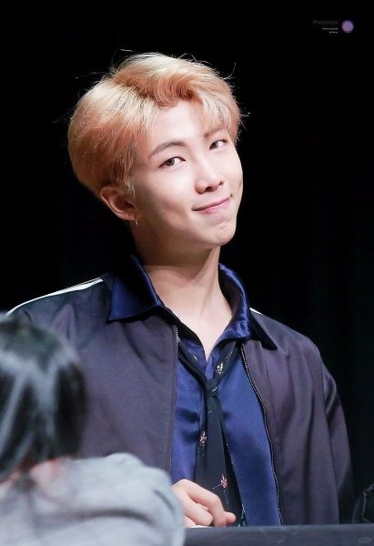 RM BTS ánh nhìn nghiêm túc