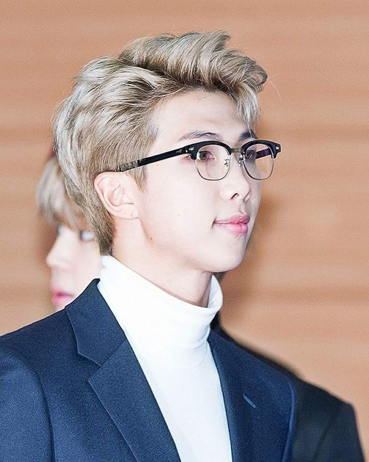 RM BTS tạo dáng cá tính