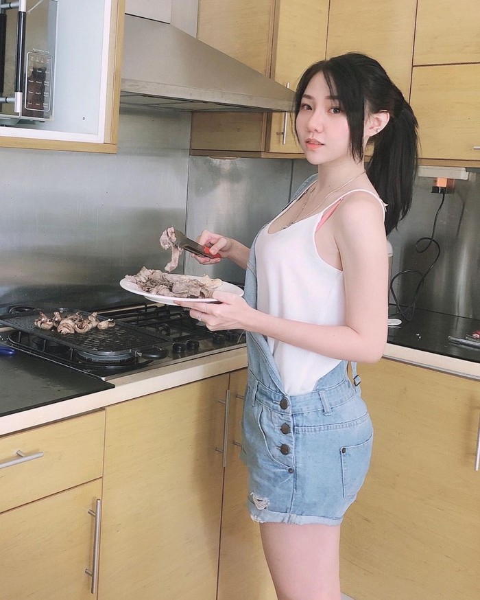Cô gái xinh đẹp rất đảm đang dưới bếp nấu ăn 24