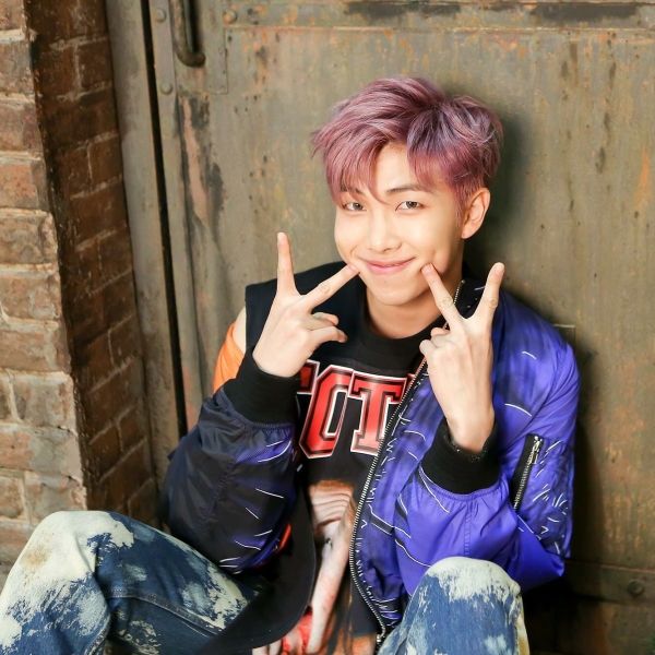 RM BTS trên sân khấu sáng đèn