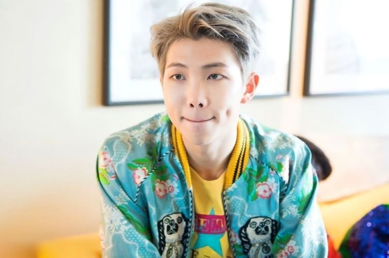 RM BTS chụp ảnh dưới ánh đèn