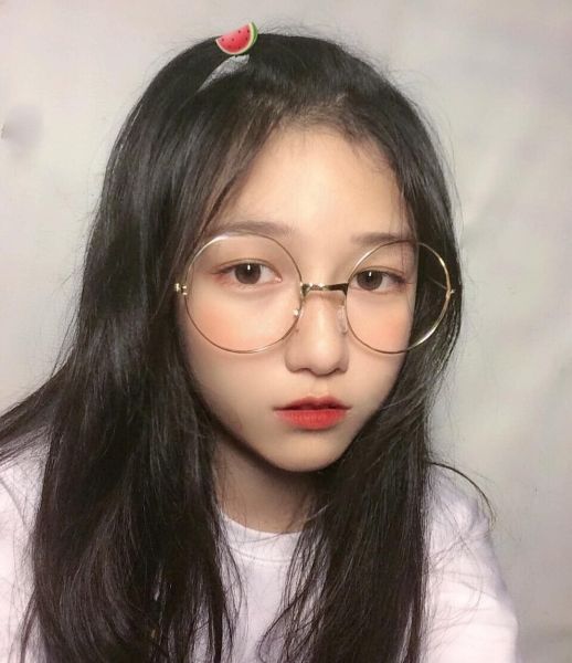 gái xinh tóc dài đeo kính cute