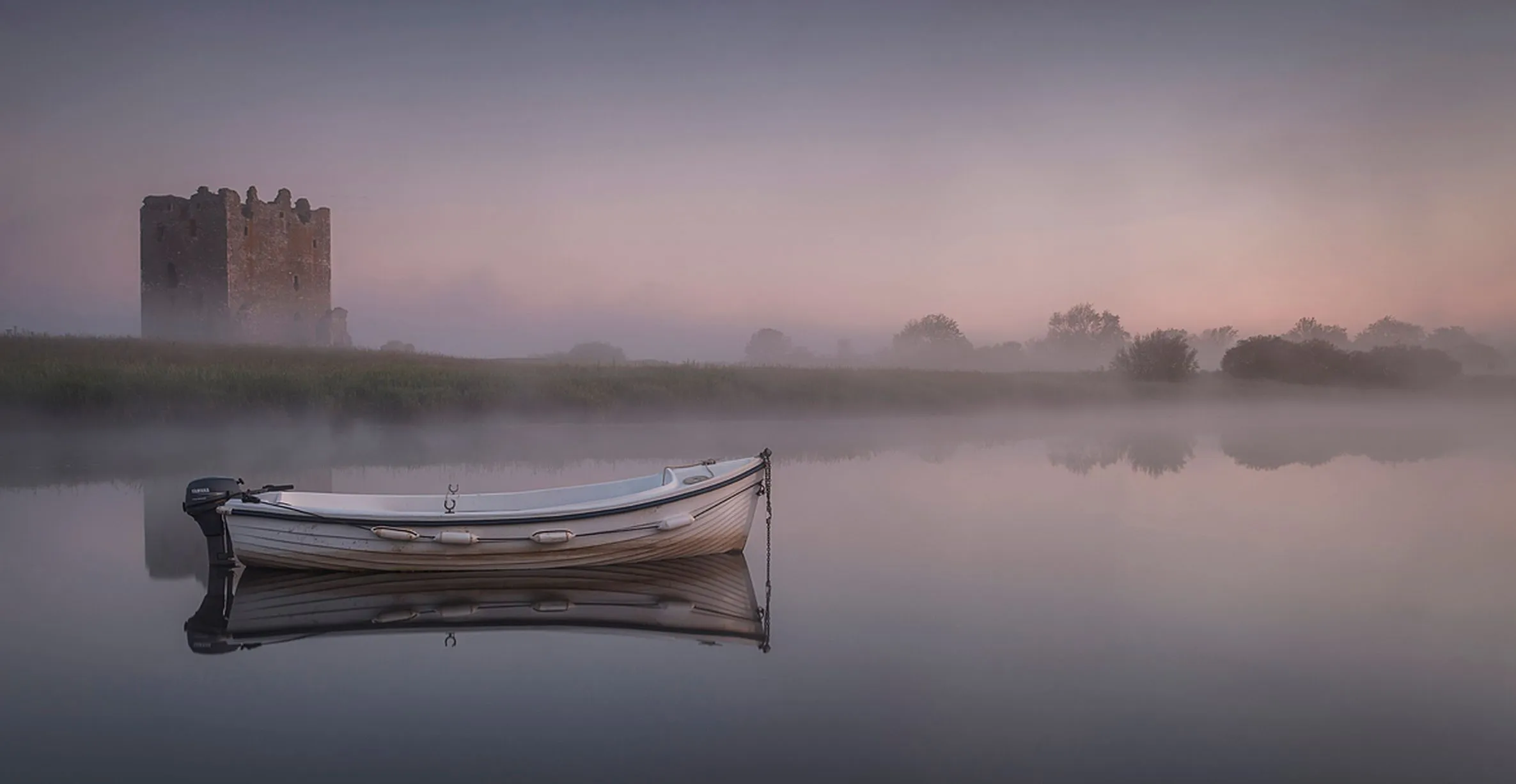 Phong cảnh bến thuyền ven hồ trong sương sớm 8