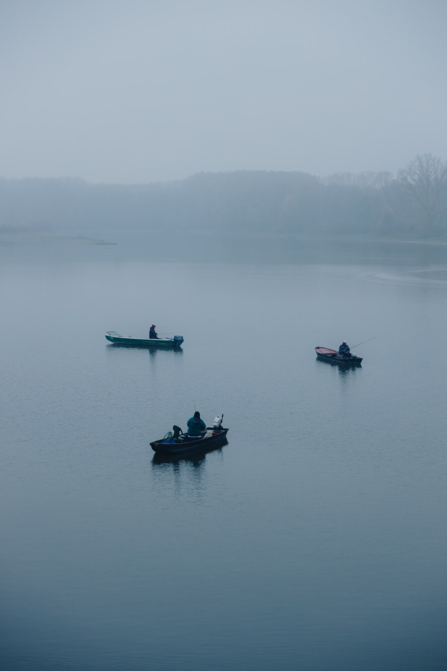 Phong cảnh bến thuyền ven hồ trong sương sớm 11