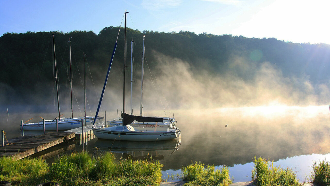 Phong cảnh bến thuyền ven hồ trong sương sớm 13