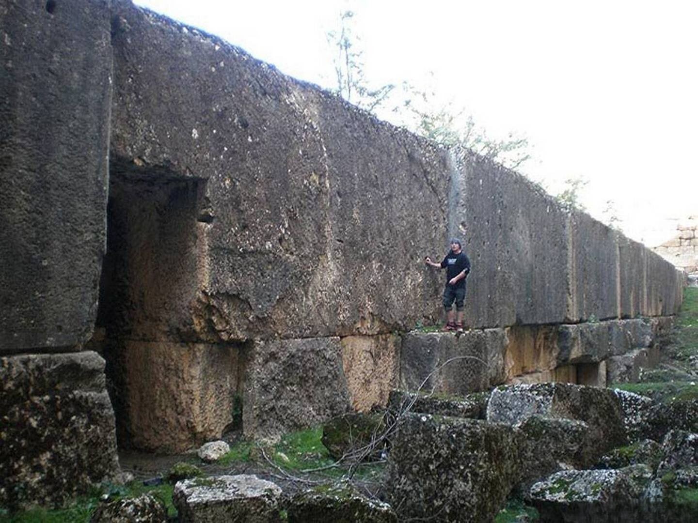 Phong cảnh bức tường cổ kính với lịch sử lâu đời 11