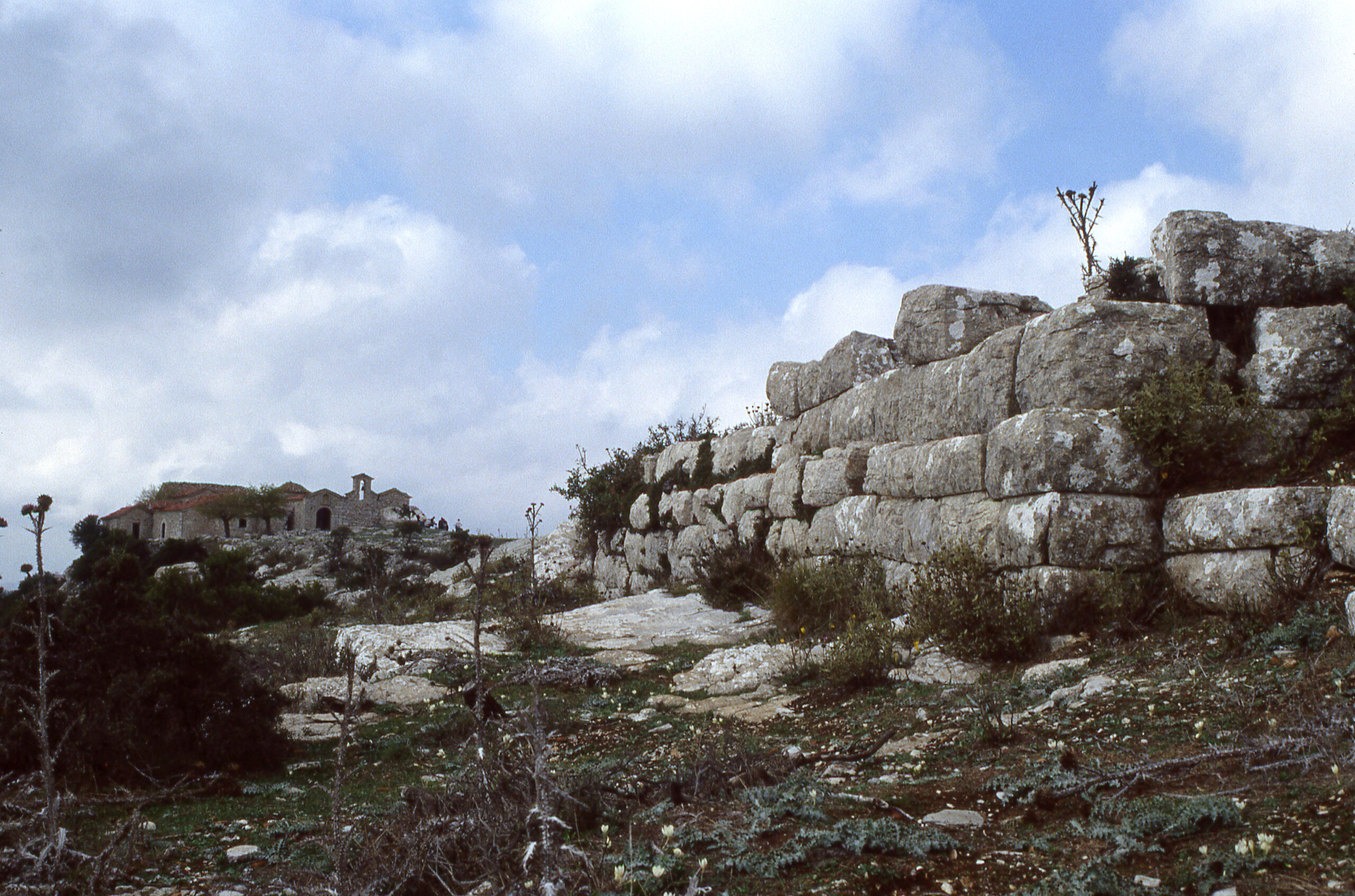 Phong cảnh bức tường cổ kính với lịch sử lâu đời 32