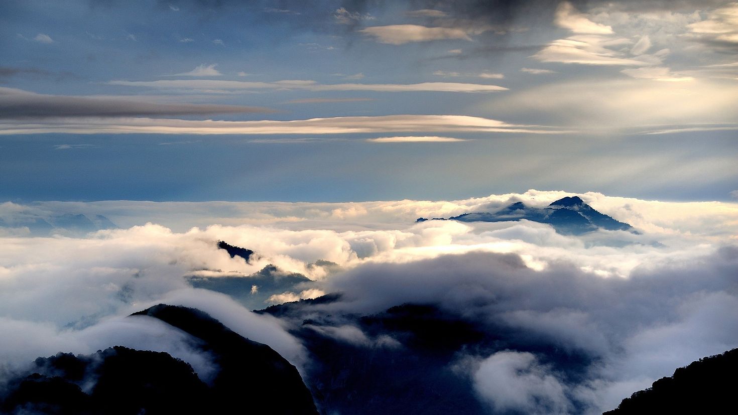 Phong cảnh đám mây lơ lửng trên đỉnh núi 9
