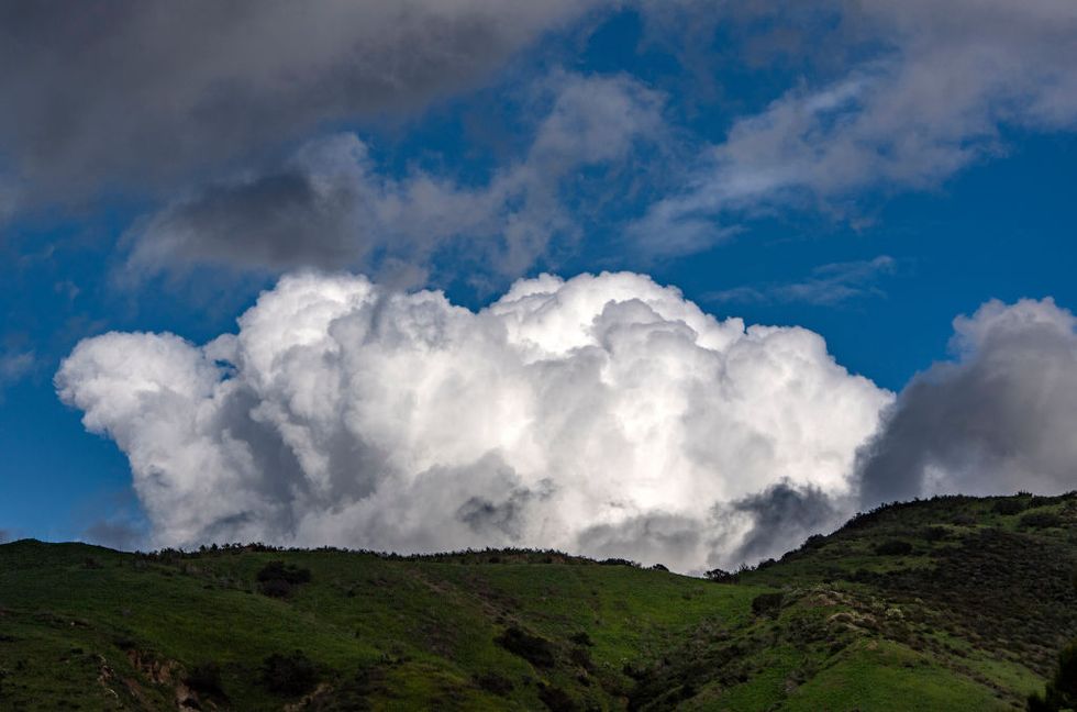 Phong cảnh đám mây lơ lửng trên đỉnh núi 37