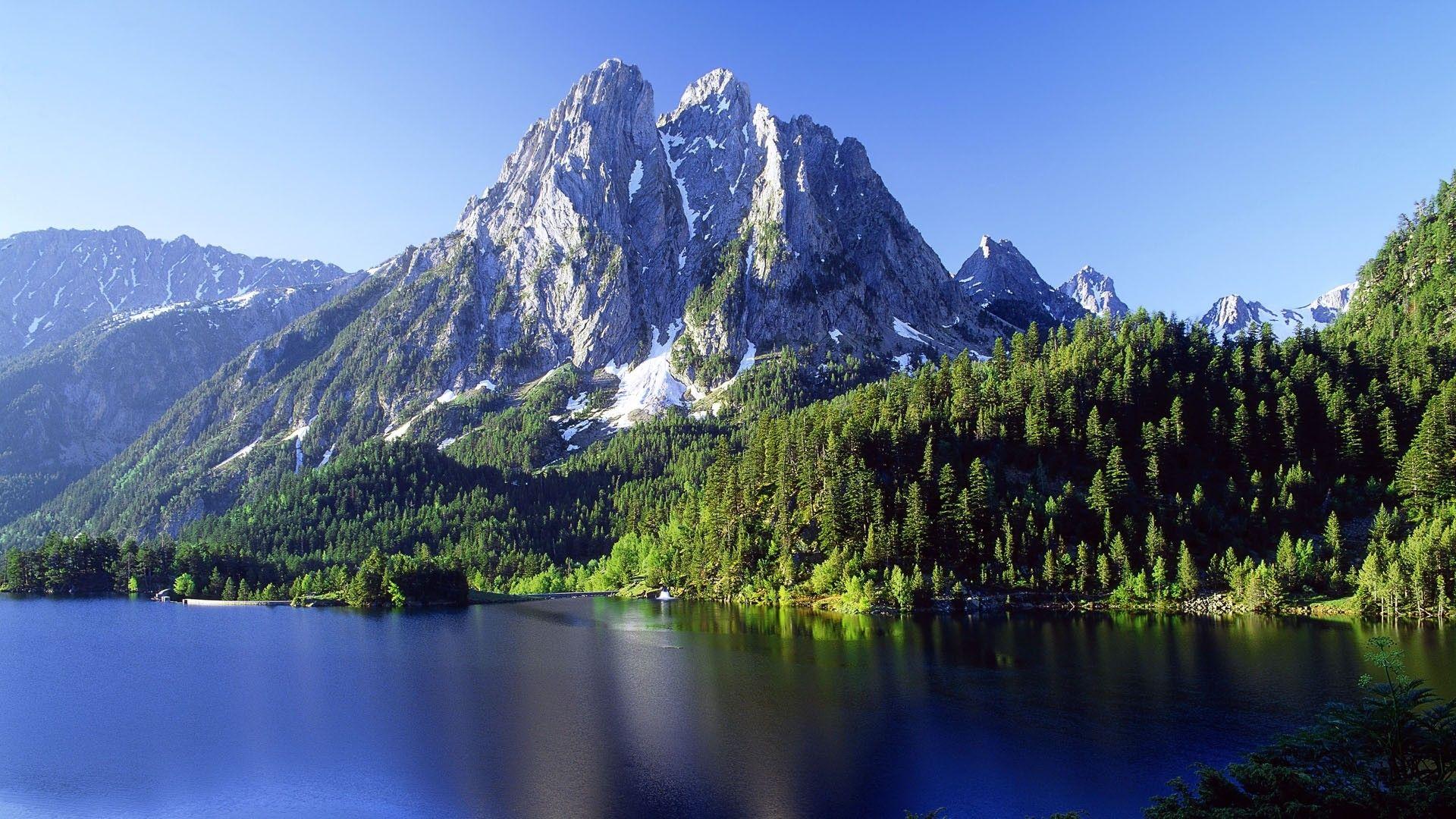 Phong cảnh những dãy núi đồi bao quanh hồ lớn 45
