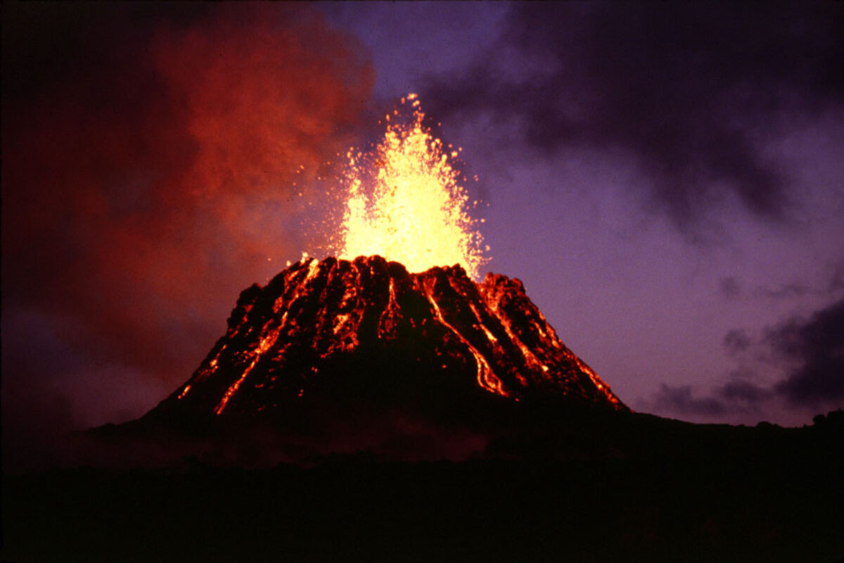 Phong cảnh núi lửa hoạt động 5