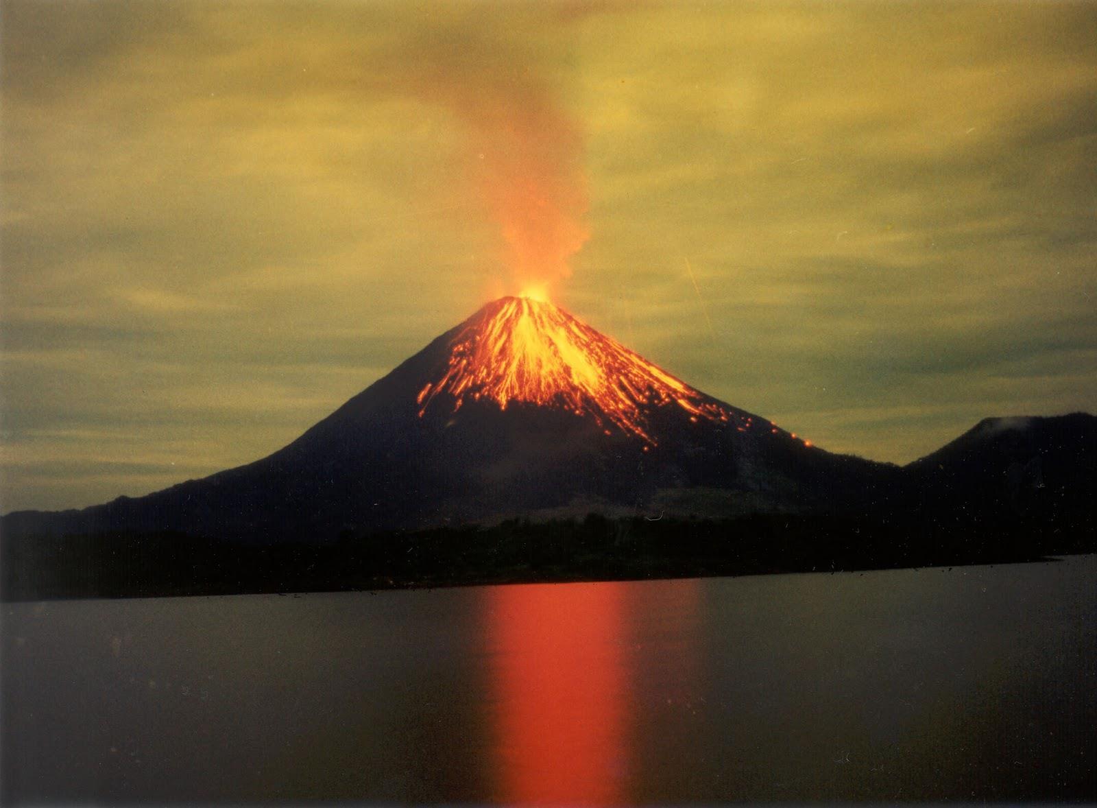 Phong cảnh núi lửa hoạt động 40